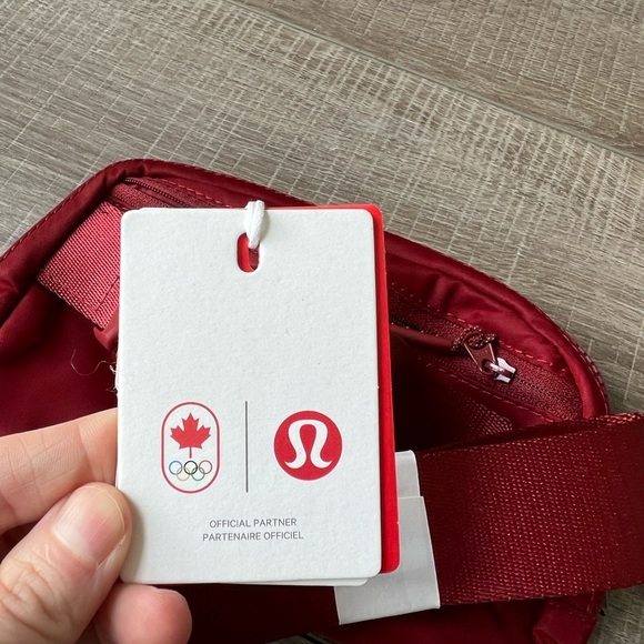 OG Lululemon Everywhere Belt Bag 1L Olympic Canada in Dark Sport Red - Picture 4 of 6